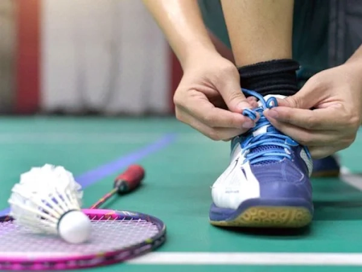 Lý giải giày tennis đánh cầu lông được không?