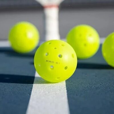 Bóng pickleball là loại bóng chuyên dụng trong bộ môn pickleball