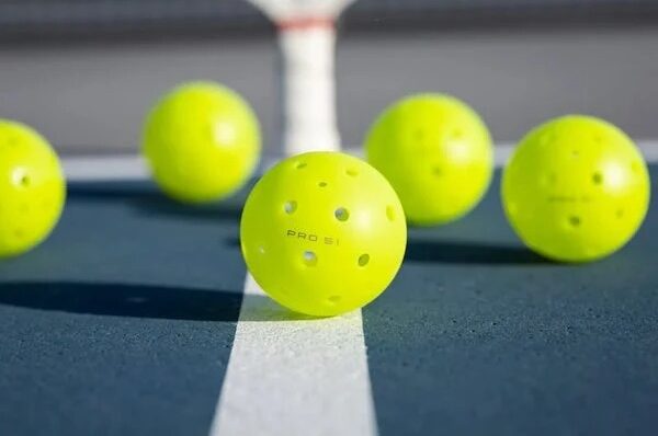Kích thước tiêu chuẩn bóng pickleball hiện nay