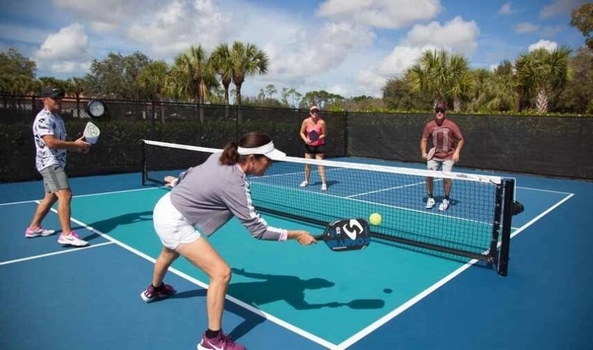 Pickleball là môn thể thao vợt kết hợp các yếu tố của tennis