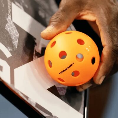 Bóng Pickleball chơi trong nhà