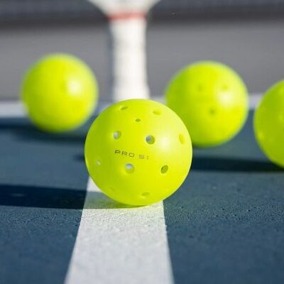 Bóng pickleball được thiết kế với các lỗ nhỏ trên bề mặt