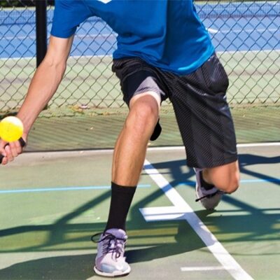 Thực hiện động tác vung vợt