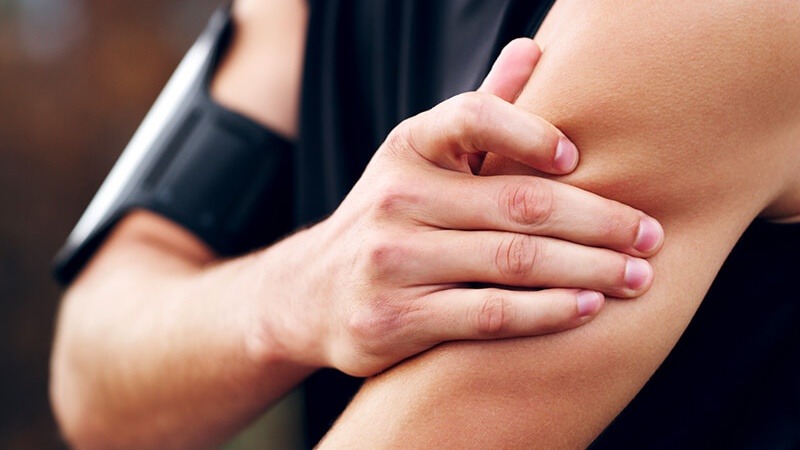 đánh cầu lông bị đau bắp tay