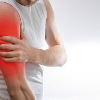 đánh cầu lông bị đau bắp tay