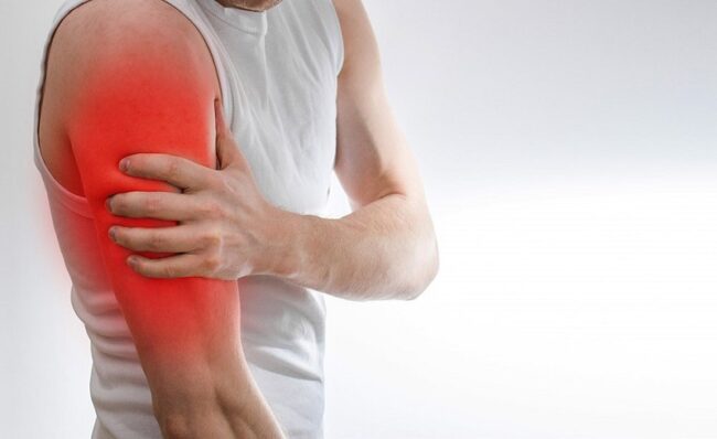 Người mới đánh cầu lông bị đau bắp tay? Coi chừng chấn thương nguy hiểm