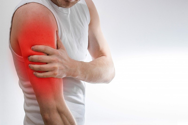 đánh cầu lông bị đau bắp tay