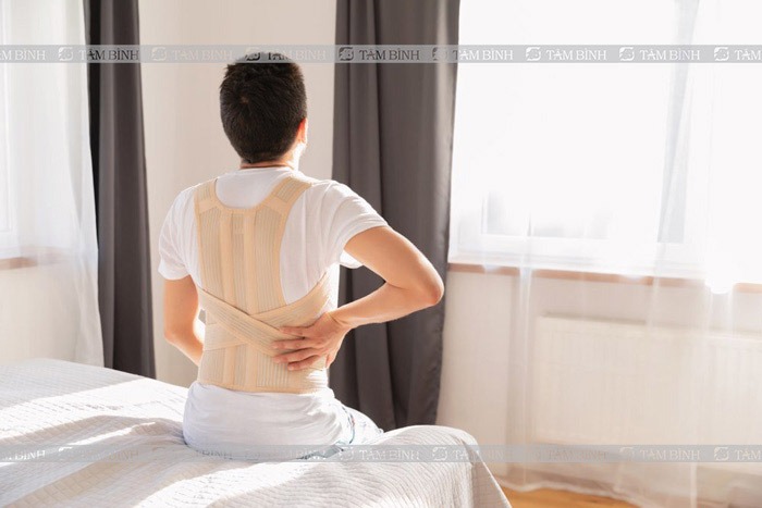 đánh cầu lông bị đau lưng